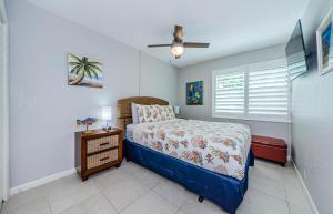 una camera da letto con un letto, un comò e una finestra di Sonrisa 1 a Clearwater Beach Altre 36 foto