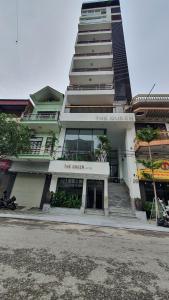 un edificio alto y blanco con una escalera que conduce a él en The Queen Hotel Ninh Binh, en Ninh Binh