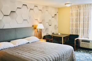 um quarto de hotel com uma cama e uma secretária em Regency Inn of Eddyville Kuttawa em Eddyville
