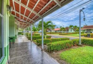 Taman di luar Tropical Condo!Two Story Three lovely Bedrooms !
