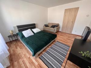 سرير أو أسرّة في غرفة في Apartman centrum Šturka