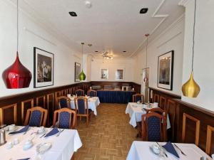 a dining room with white tables and chairs at Hotel Haus Bremen garni in Bremen