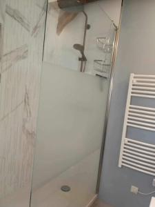 baño con bañera y pared de cristal en appartement duplex en Beaune-la-Rolande