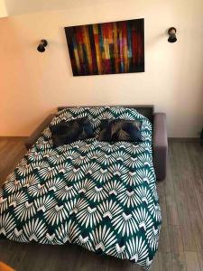 Dos perros acostados en una cama en una habitación en appartement duplex en Beaune-la-Rolande