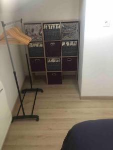 una habitación con un montón de carteles en la pared en appartement duplex en Beaune-la-Rolande