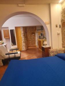 uma sala de estar com um arco no meio de uma sala em Casa vacanza, Vacanties Domina em Fondi