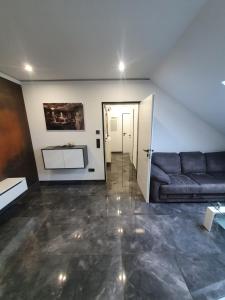 sala de estar con sofá y pasillo en Los Angeles Apartment en Paderborn