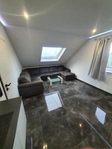 ein Wohnzimmer mit einem Sofa und einem Fenster in der Unterkunft Los Angeles Apartment in Paderborn