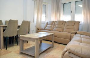 uma sala de estar com um sofá, cadeiras e uma mesa em Apartamentos Atlas Terrassa II em Terrassa