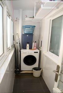 a laundry room with a washing machine in it at Apartamentos Atlas Terrassa II in Terrassa