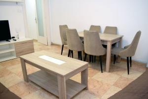 Televízia a/alebo spoločenská miestnosť v ubytovaní Apartamentos Atlas Terrassa II