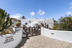 biały płot z bramą z kaktusem w obiekcie Finca de los Abuelos w mieście Guatiza