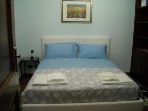 a bedroom with a bed with two towels on it at Chez moi in Colleverde