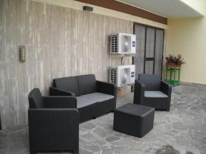 a lobby with two chairs and a couch and a table at Chez moi in Colleverde
