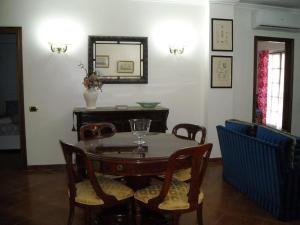 a dining room with a table and chairs and a mirror at Chez moi in Colleverde