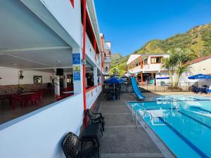 Bazén v ubytování Hotel Caribe La Vega nebo v jeho okolí