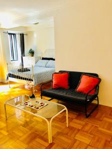 Coin salon dans l'établissement Stylish Montreal Apartment: Comfortable Stay in the Golden Square Mile