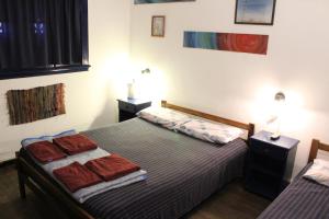 Dos camas en un dormitorio con dos toallas. en Abra Marina Hotel en Mar del Plata