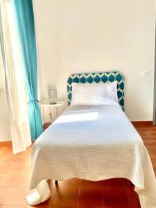 1 dormitorio con 1 cama con colcha azul y blanca en Upi-Up Rome Staying en Roma