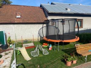 una cama elástica en el patio trasero de una casa en Privat Tília, en Ivachnová