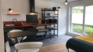 Habitación con escritorio, ordenador y cama. en Studio 35m2 en Fougères