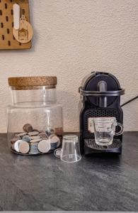 a jar of coins and a toaster on a counter at T2 centre Ville Proche des pistes in Briançon