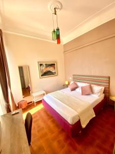 1 dormitorio con 1 cama grande y 1 mesa en Upi-Up Rome Staying en Roma