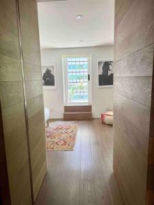 um quarto com um corredor com uma porta e uma janela em Superb Duplex Penthouse in FIDI em Nova York