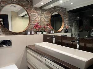 Ένα μπάνιο στο Superb Duplex Penthouse in FIDI