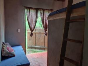 a bedroom with a bunk bed and a window at Pousada Suçuarana in Itabirito