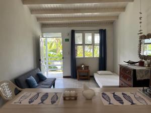 a living room with a couch and a table at Apartamento North Wind in San Andrés
