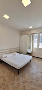 ボローニャにあるLa Ca' Maggiore Affittaly Apartmentsのベッドルーム1室(大型ベッド1台付)