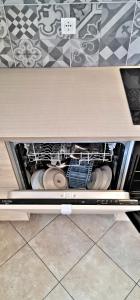 ボローニャにあるLa Ca' Maggiore Affittaly Apartmentsのトイレ付き戸棚の開口引出し