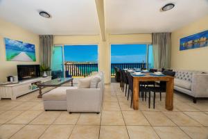 ein Wohnzimmer mit einem Tisch und einem Esszimmer in der Unterkunft Beachfront Palapa21 - Jan Thiel in Jan Thiel
