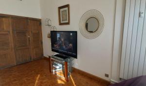 sala de estar con TV de pantalla plana en la pared en Cosy Appartement a Cote le Port@promenade en Niza