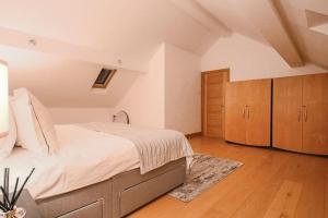 Postel nebo postele na pokoji v ubytování Cobstone Cottage