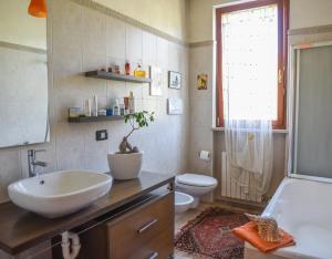 Koupelna v ubytování A Casa di Lidia 15 min dal Lago di Garda e Verona Centro Vicinissima Terme Acquardens + 37 fotografií