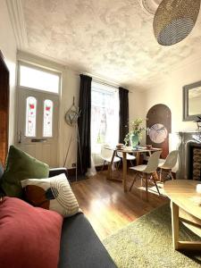 Leeds Cosy House في ليدز: غرفة معيشة مع أريكة وطاولة