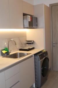 Dapur atau dapur kecil di Silver Studio Pool Comfy Garage CheckinEC