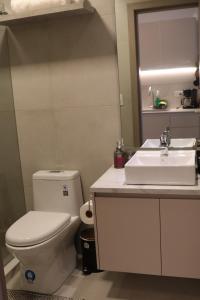 Bilik mandi di Silver Studio Pool Comfy Garage CheckinEC