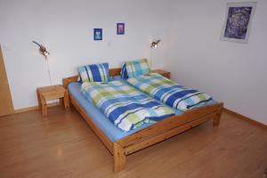 ein Bett mit zwei Kissen auf einem Zimmer in der Unterkunft Haus Alpsägu, Bettmeralp in Bettmeralp