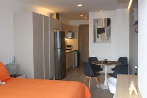 Dapur atau dapur kecil di Silver Studio Pool Comfy Garage CheckinEC