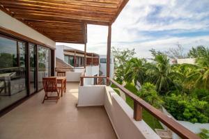 un balcón de una casa con vistas al océano en My Blue Hotel Holbox en Holbox Island