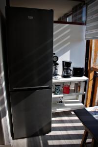 Dapur atau dapur kecil di studio équipé avec balcon fermé