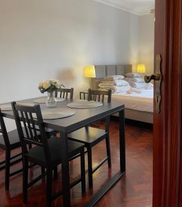 a dining room with a table and chairs and a bed at Apartament Lubelski Zamkowy in Lublin