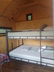 Rúm í herbergi á Camping Eagle Canyon