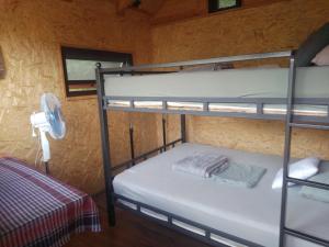 מיטה או מיטות קומותיים בחדר ב-Camping Eagle Canyon