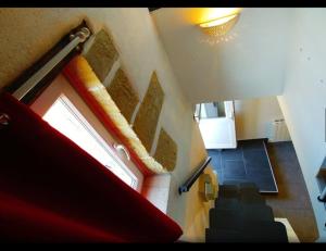 een kamer met een trap met een rode koffer bij La petite bulle in Vouvray