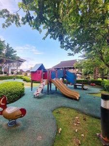 un parque infantil con tobogán en Cebu One Oasis Fully Furnished Studio with balcony, en Carreta