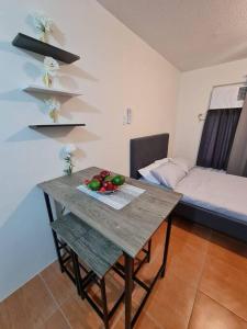 un tavolo con frutta in una stanza di Cebu One Oasis Fully Furnished Studio with balcony a Carreta